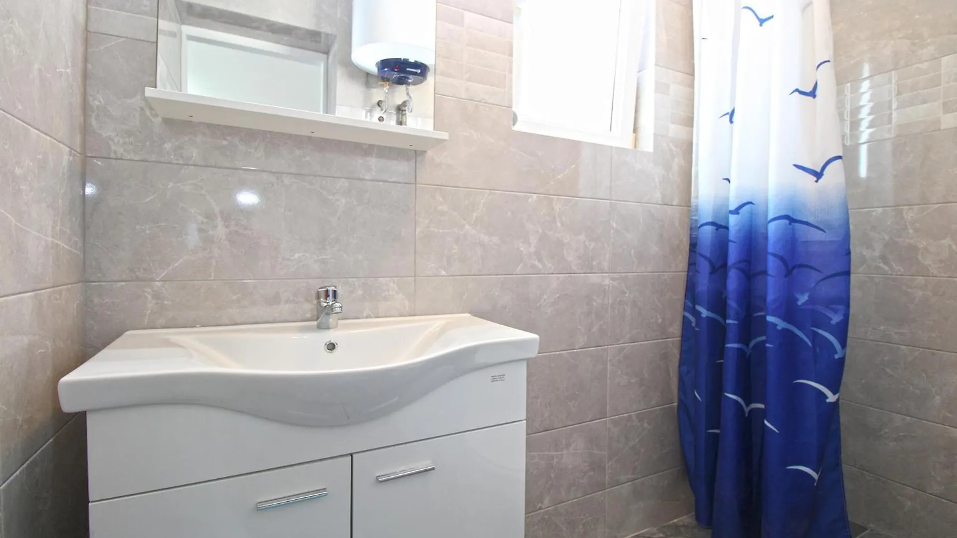 Apartments Hasiba 1362 Перой 0*,